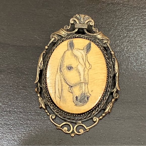 Vintage Unsigned Horse Cameo Brass-tone Brooch Pendant - Picture 5 of 12